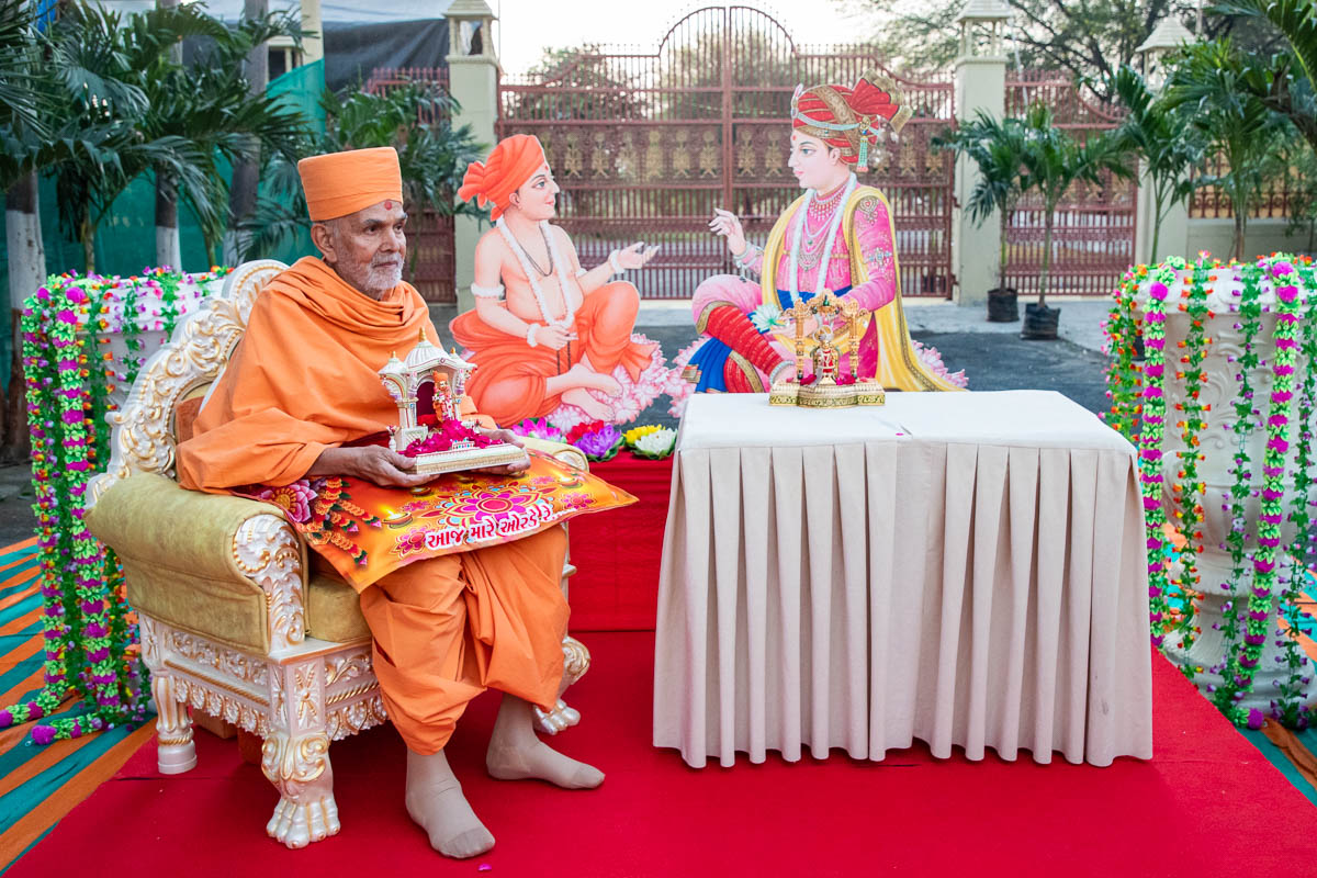 Swamishri with Shri Gunatitanand Swami