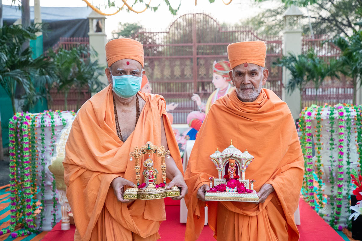 Swamishri and Atmaswarup Swami with Shri Harikrishna Maharaj and Shri Gunatitanand Swami