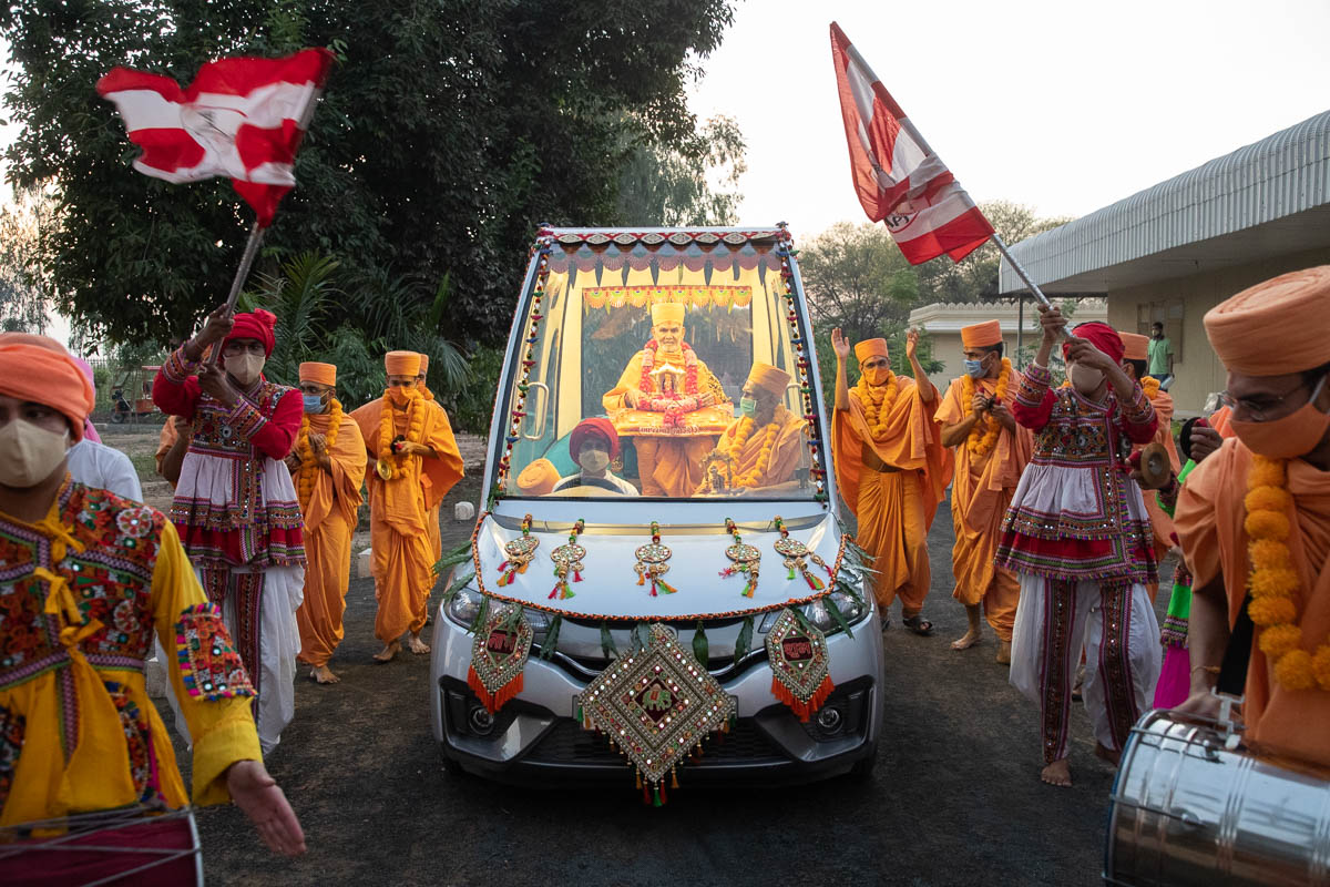 Swamishri welcomes Shri Gunatitanand Swami