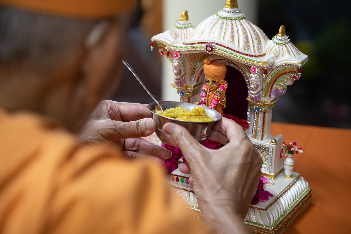 Swamishri offers shiro to Shri Gunatitanand Swami