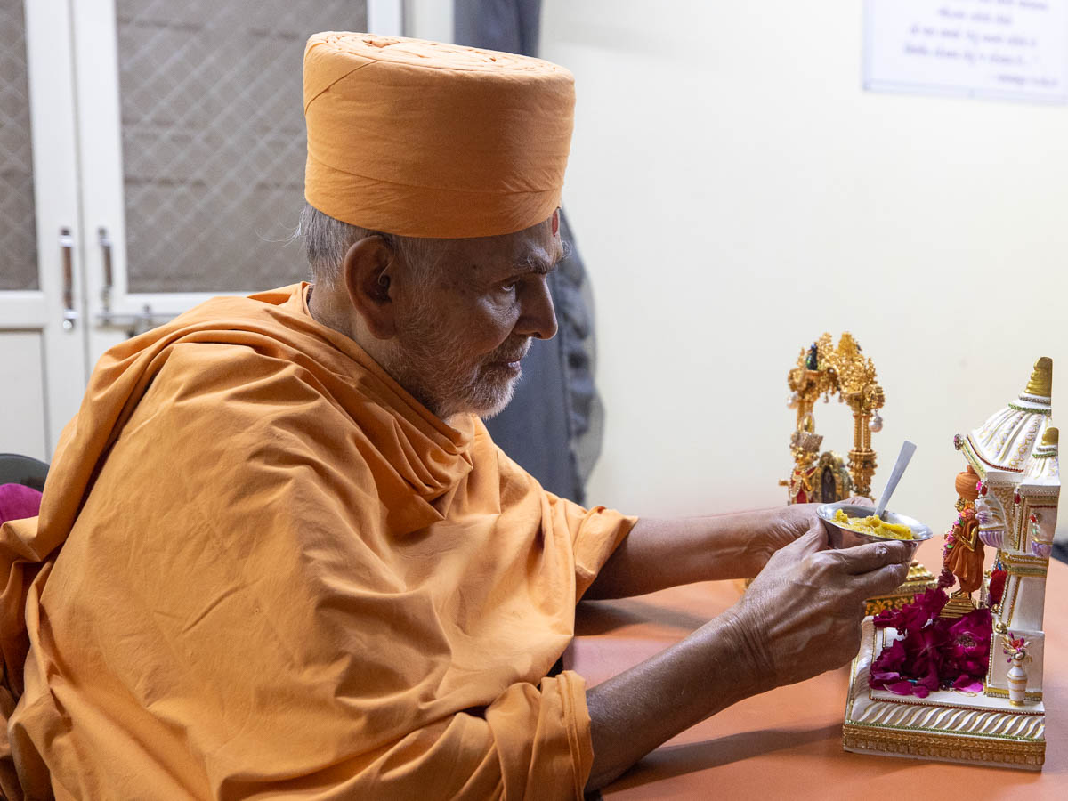Swamishri offers shiro to Shri Gunatitanand Swami