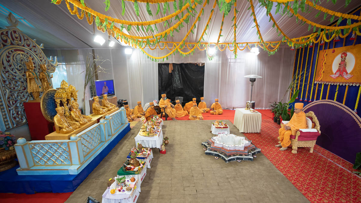 Swamishri and sadhus in the yagna mandap