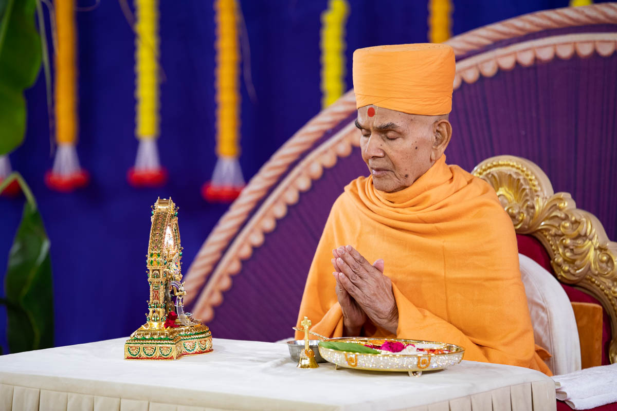 Swamishri performs the initial mahayag rituals