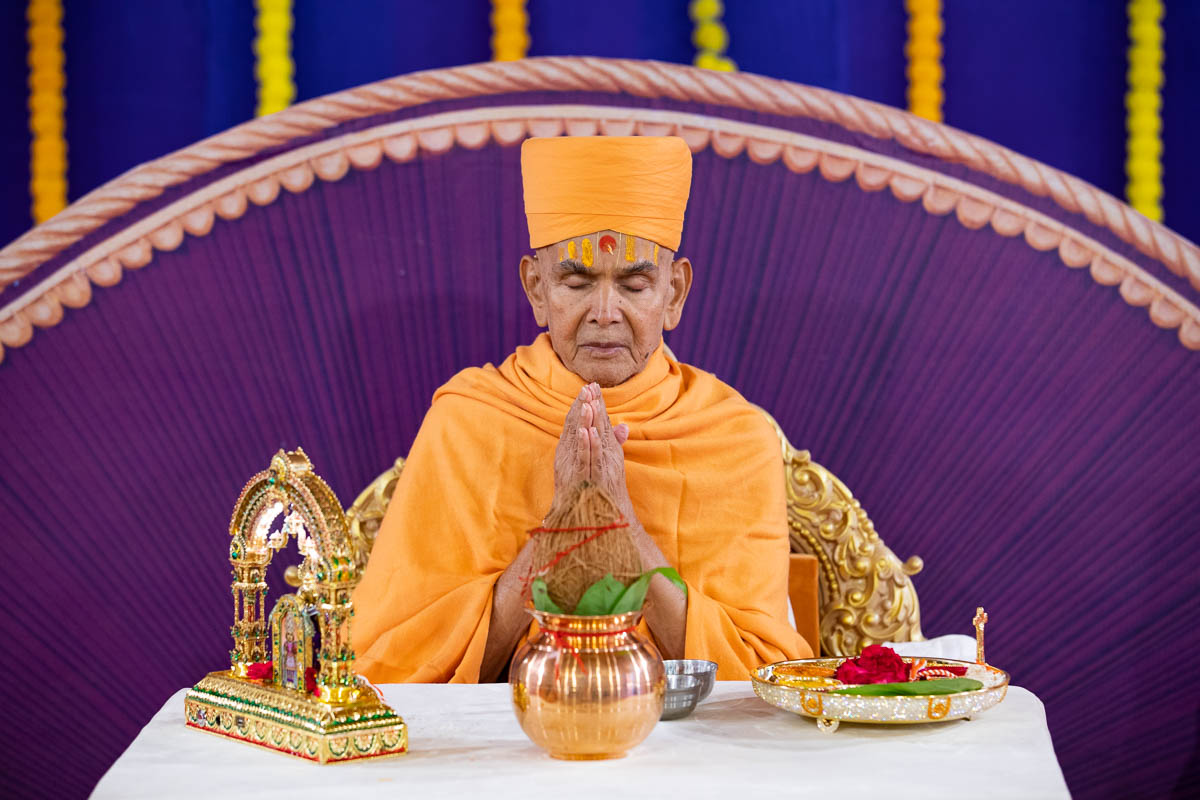 Swamishri performs the mahayag rituals