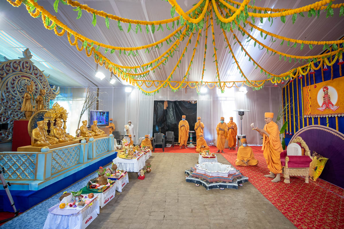 Swamishri performs the mahayag arti