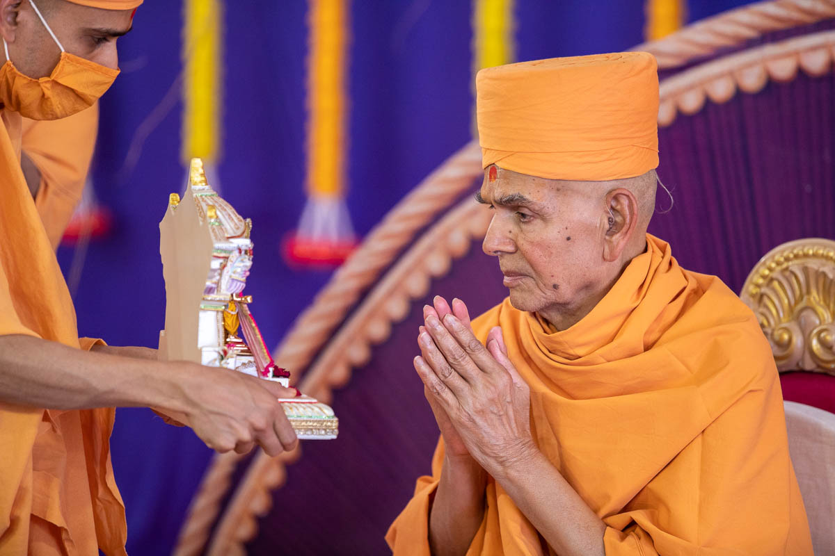 Swamishri engrossed in darshan of Shri Gunatitanand Swami