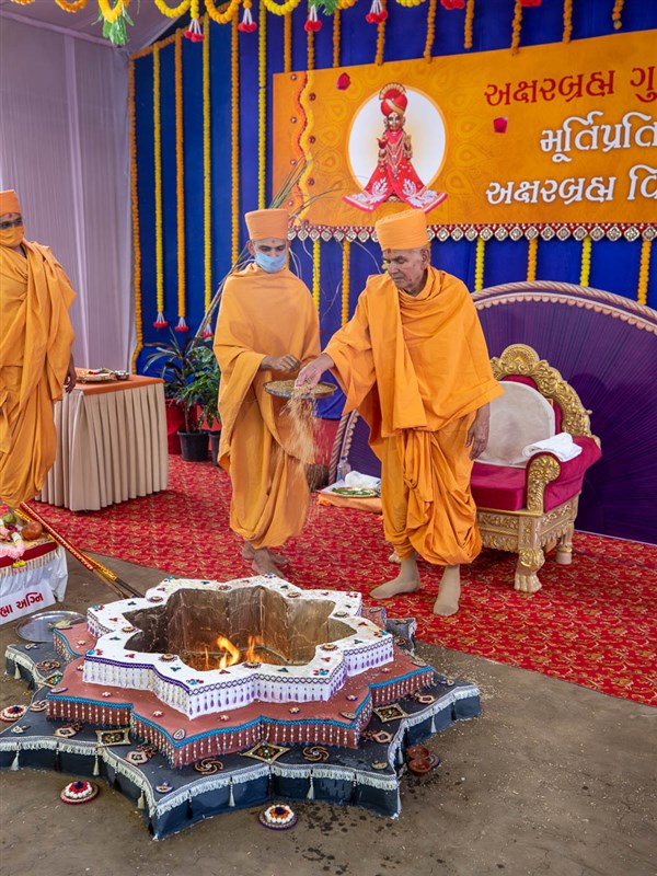 Swamishri performs the mahayag rituals