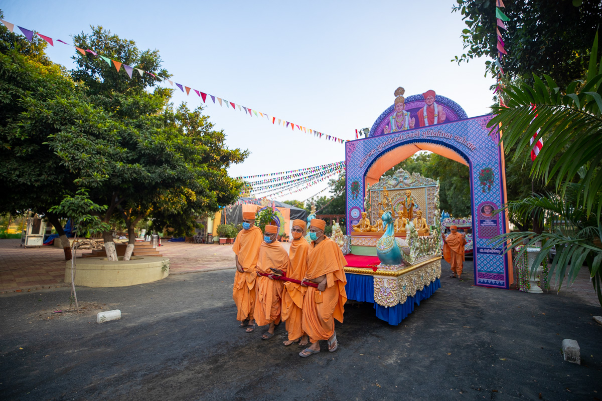 Sadhus pull the chariot carrying the murtis of Bhagwan Swaminarayan and the Gunatit gurus