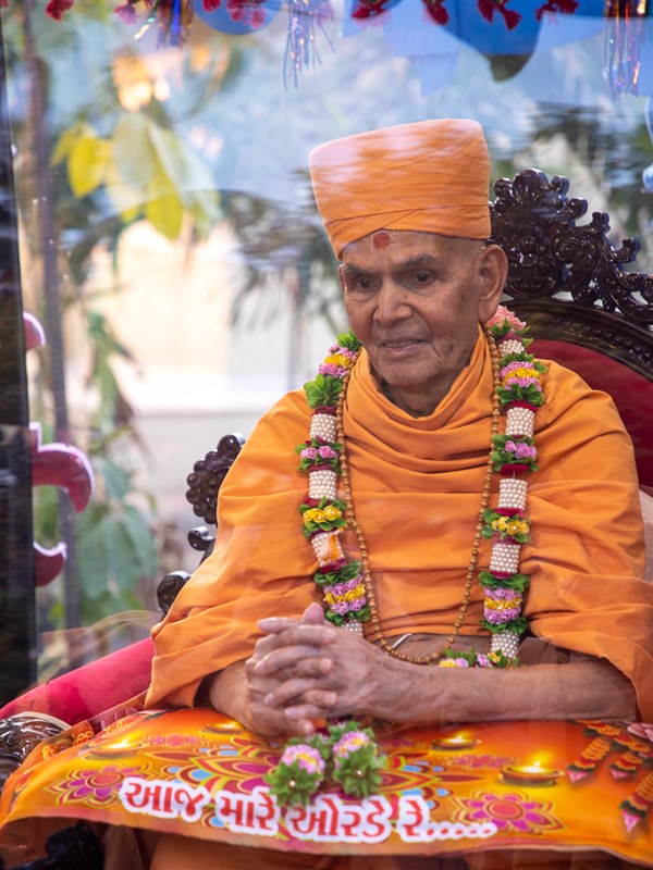 Swamishri in a chariot