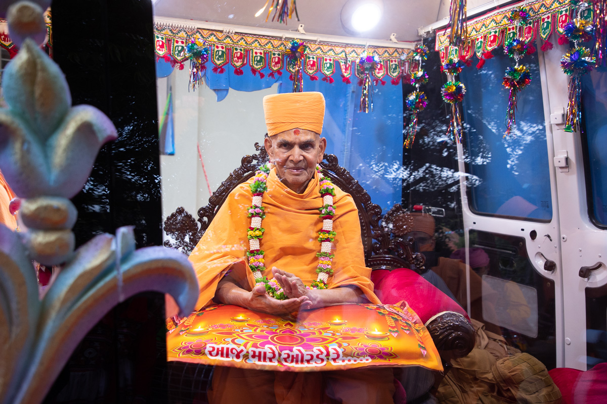 Swamishri claps during the nagaryatra