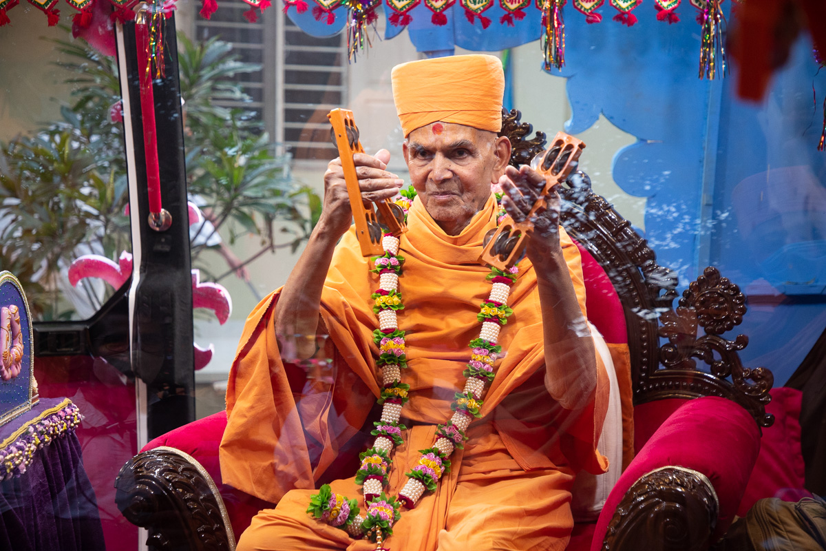 Swamishri plays the kartals