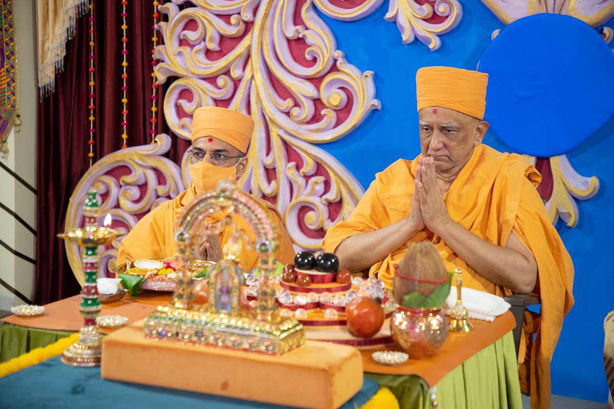 Atmaswarup Swami performs the pratishtha mahapuja
