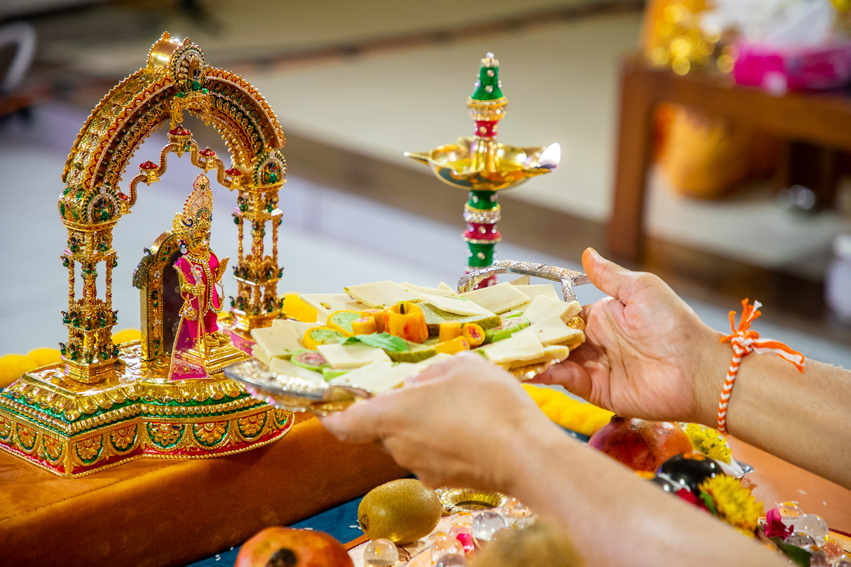 Thal is offered to Shri Harikrishna Maharaj
