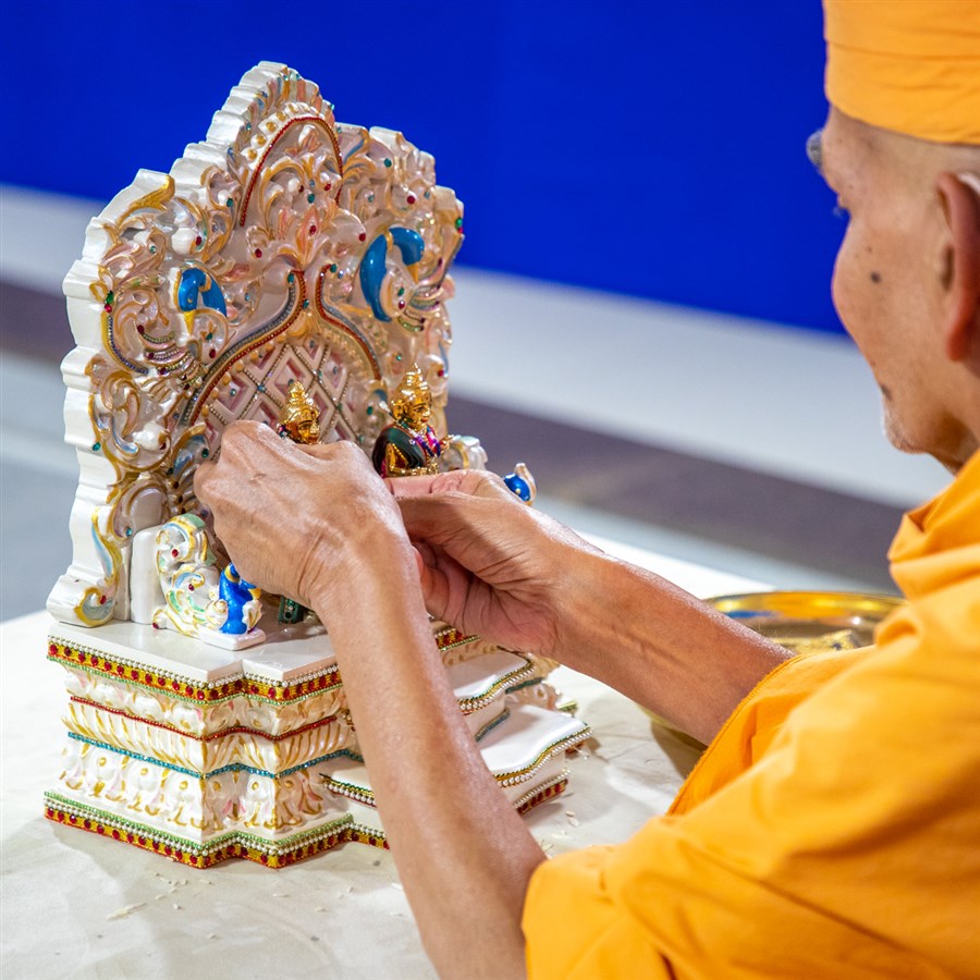 Swamishri adorns the murti of Shri Harikrishna Maharaj