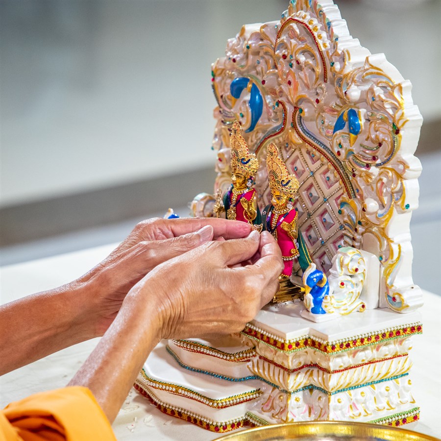 Swamishri adorns the murti of Shri Gunatitanand Swami