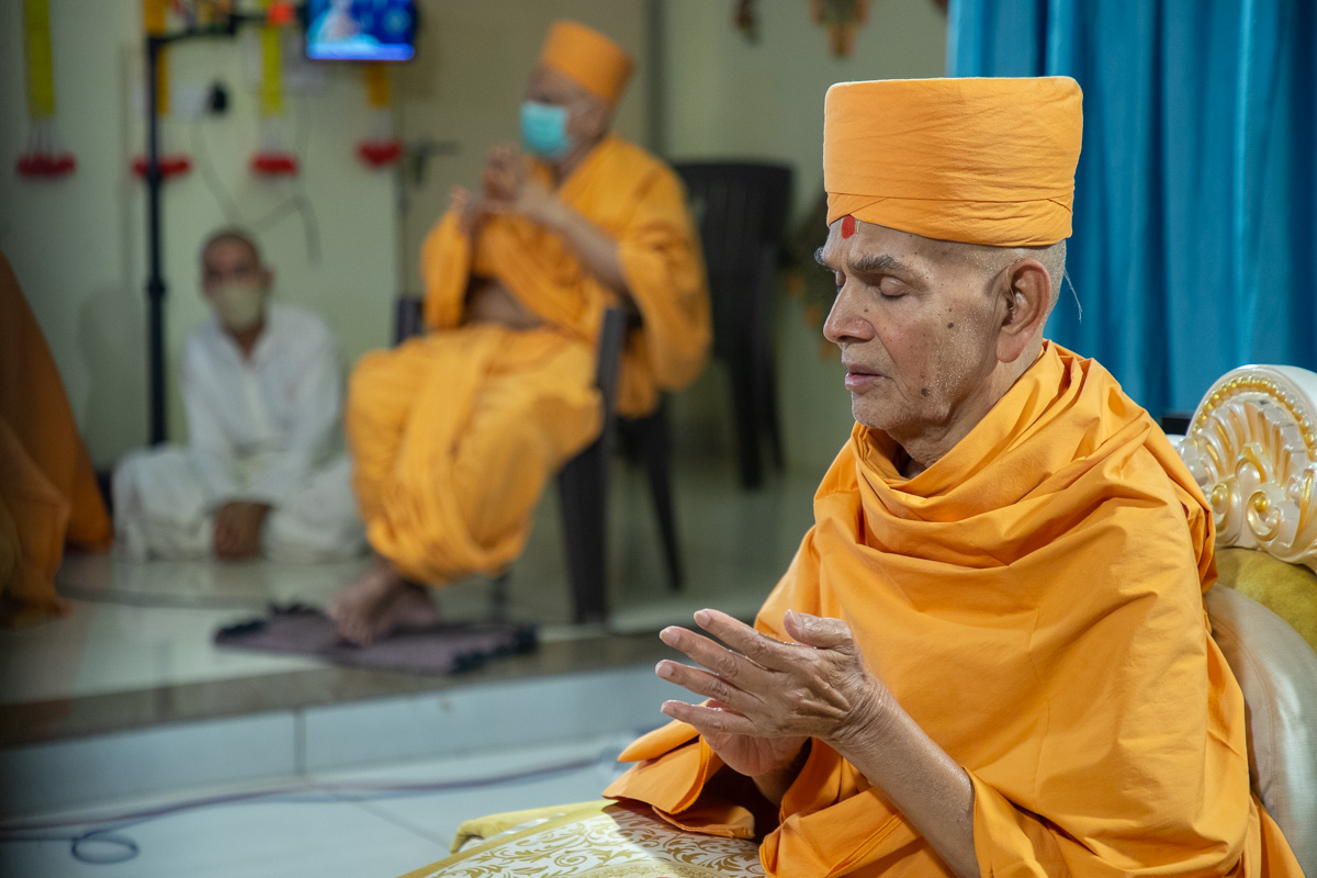 Swamishri sings the thal