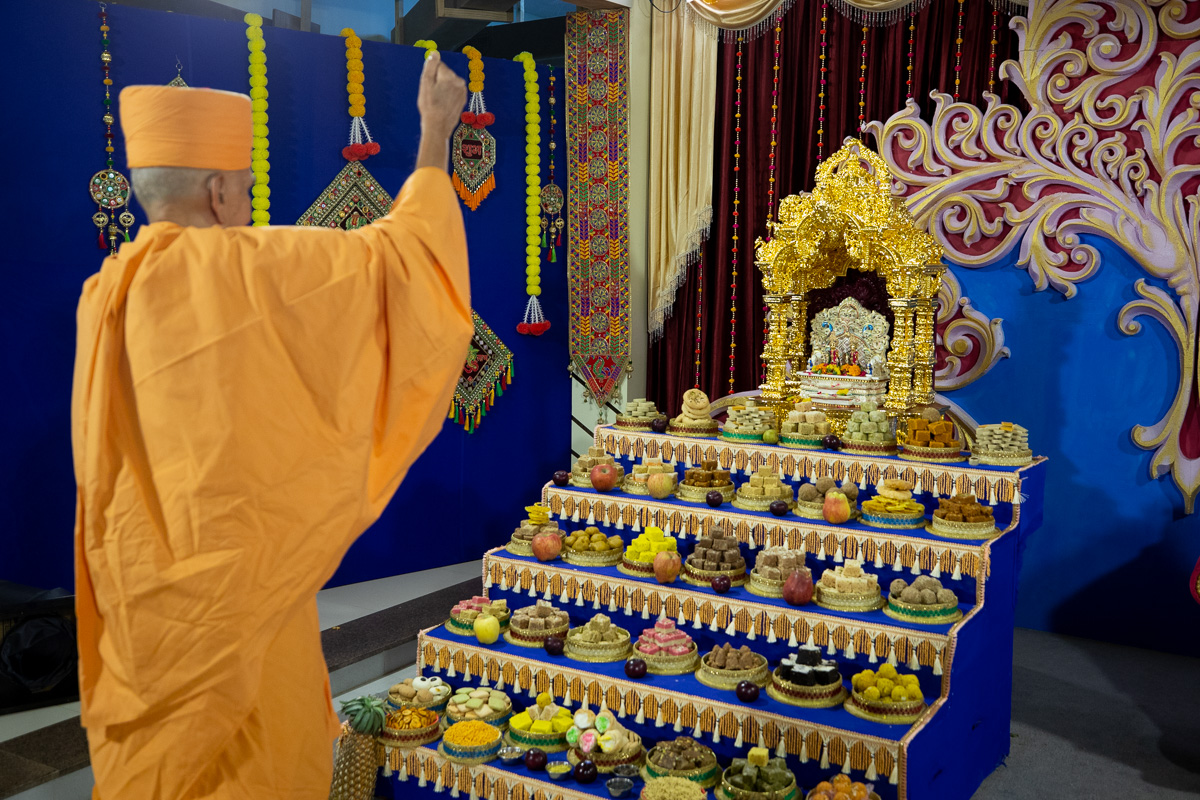 Swamishri hails 'Akshar-Purushottam Maharajni jai'