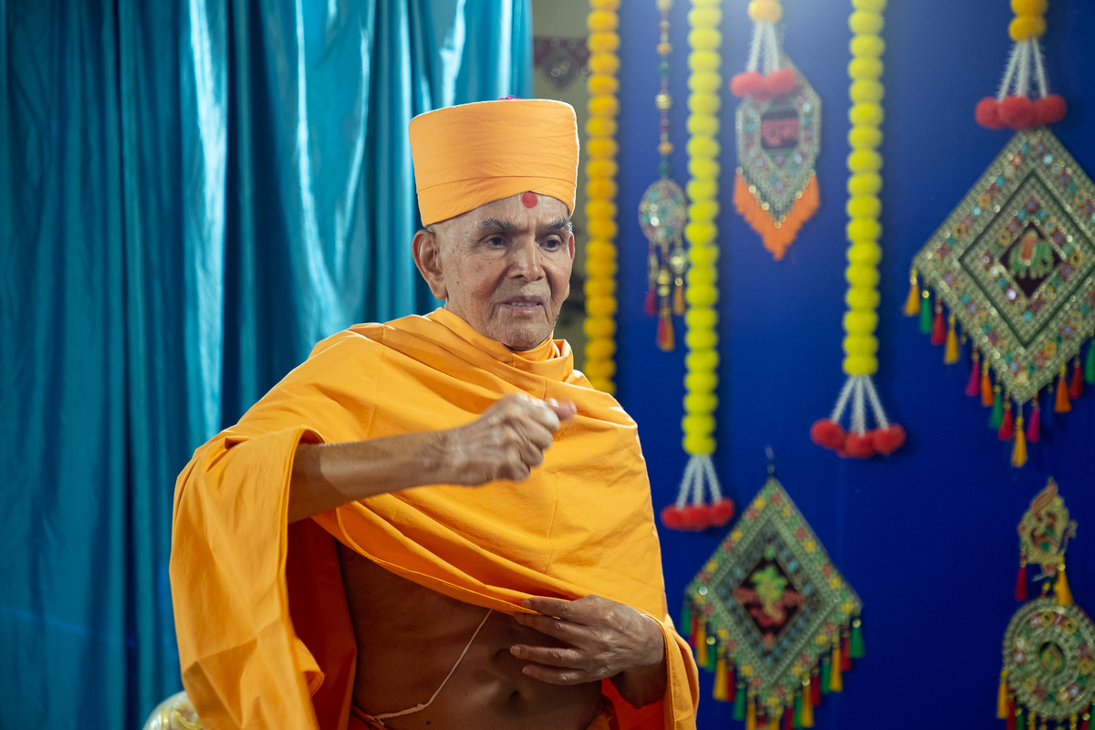 Swamishri hails 'Akshar-Purushottam Maharajni jai'
