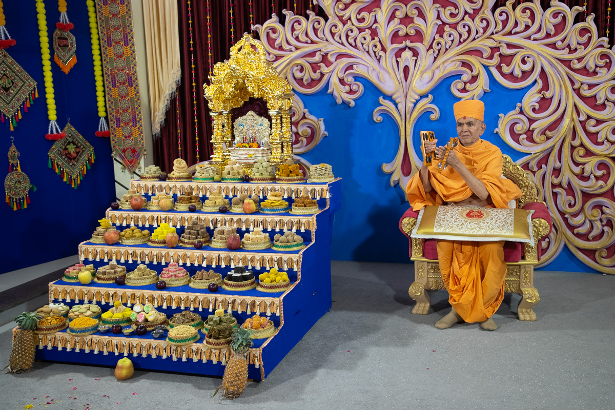 Swamishri rejoices with kartals
