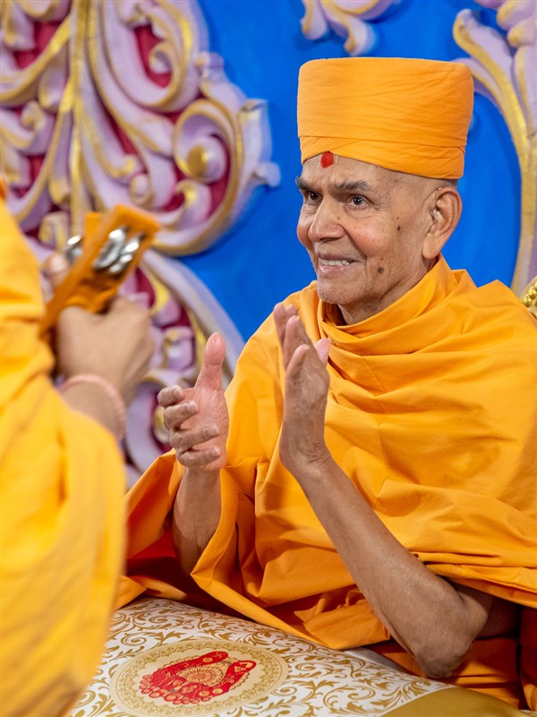 Sadhus rejoice before Swamishri