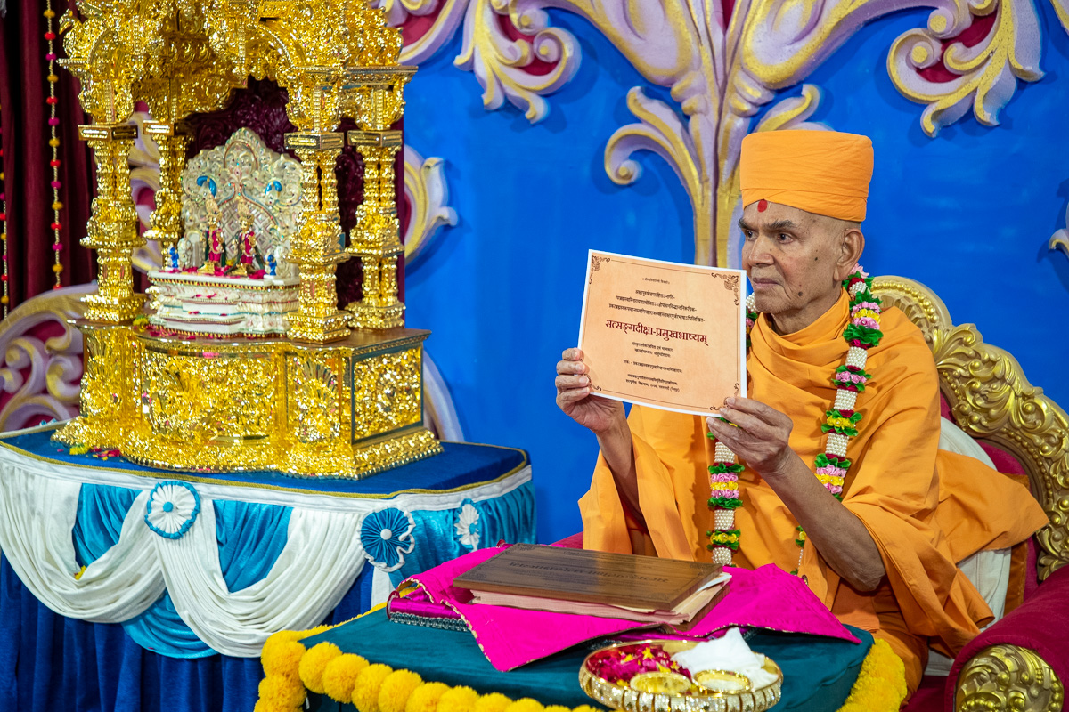 Swamishri inaugurates 'Satsangdiksha-Pramukhbhashyam'