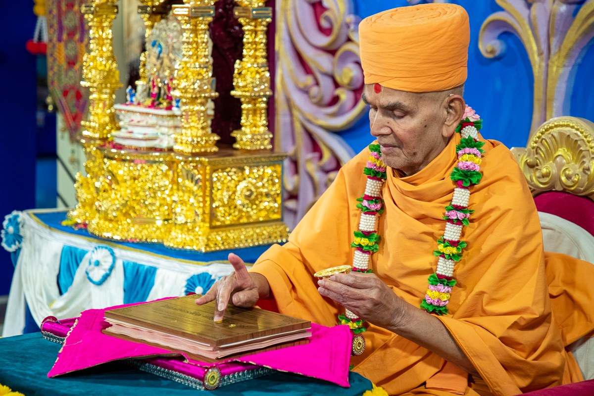 Swamishri performs pujan of 'Satsangdiksha-Pramukhbhashyam'