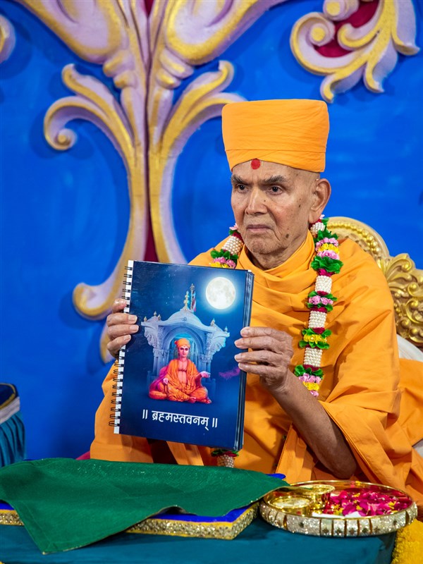 Swamishri inaugurates 'Brahmastavanam' - a collection of poems written by sadhus in Sarangpur in 12 languages