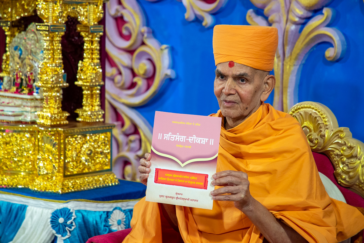 Swamishri inaugurates 'Satsang-Diksha' in Punjabi