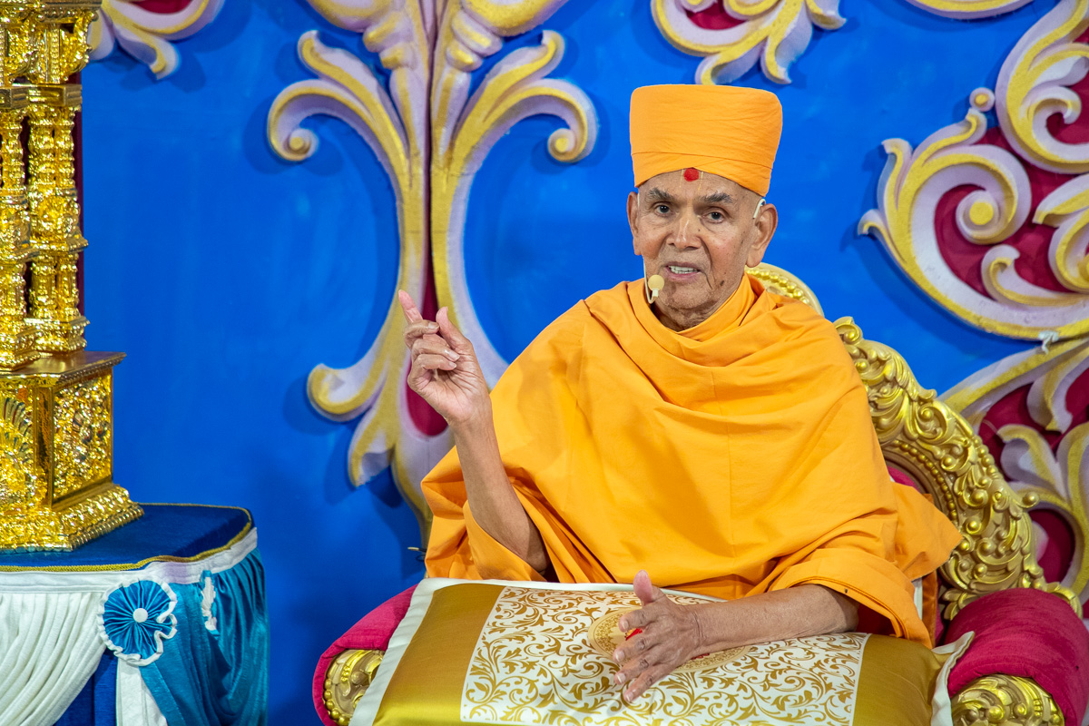 Swamishri blesses the online murti-pratishtha assembly