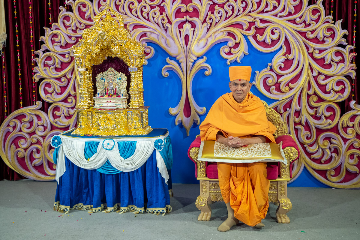 Swamishri during the pratishtha assembly