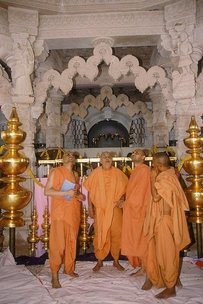  Swamishri observes the mandir dome