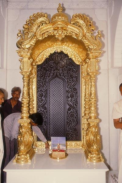  Shri Harikrishna Maharaj placed in the sinhasan of right shrine