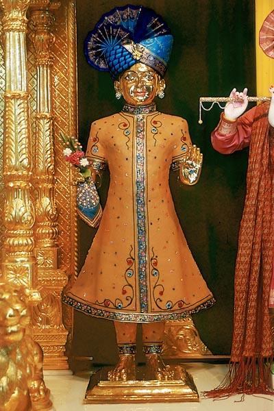  Shri Harikrishna Maharaj adorned in sandalwood paste (chandan)