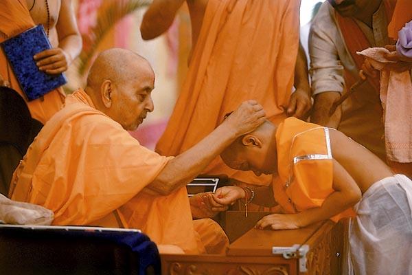   Swamishri gives janoi to brahmin boys