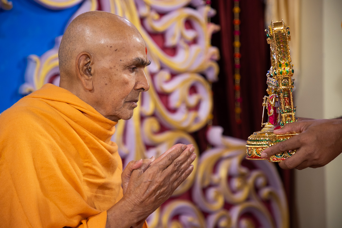 Swamishri engrossed in darshan of Shri Harikrishna Maharaj 