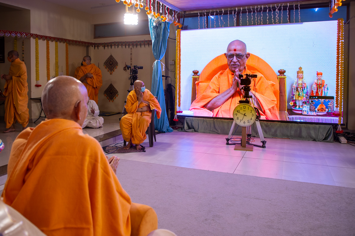 Swamishri greets Pujya Doctor Swami with 'Jai Swaminarayan'