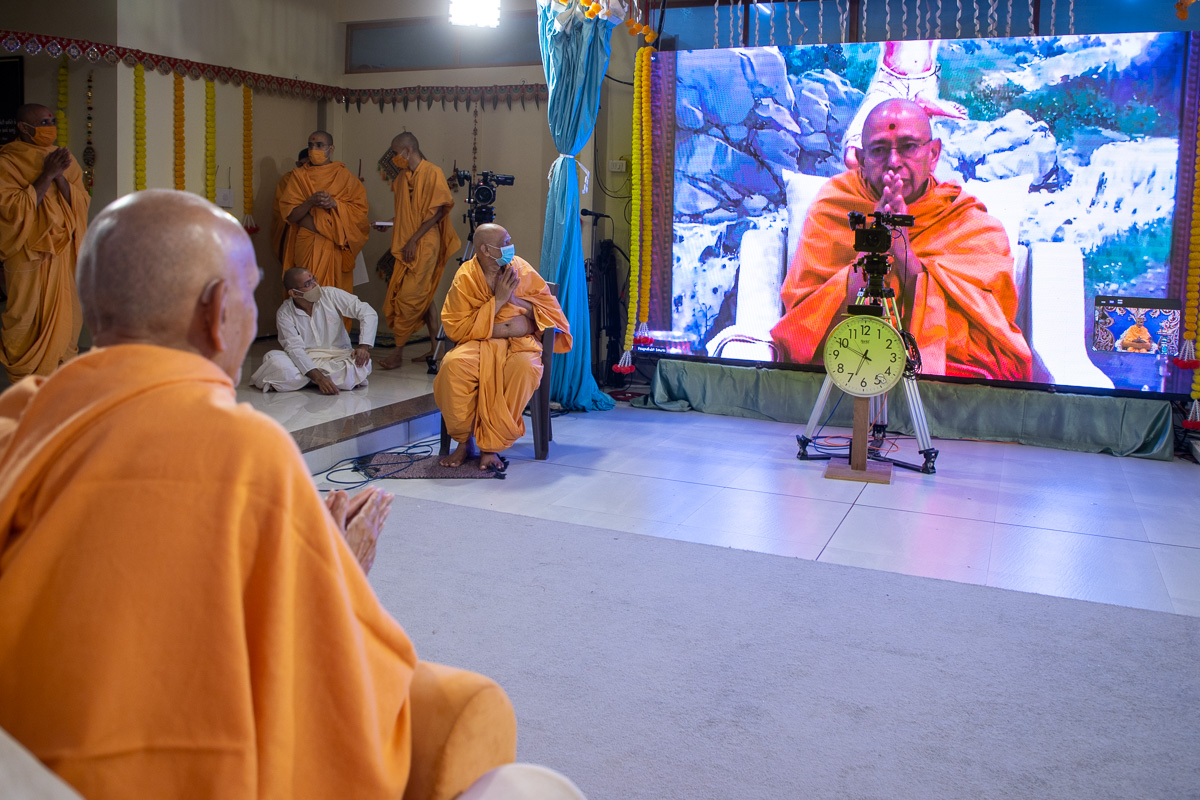 Swamishri greets Pujya Tyagvallabh Swami with 'Jai Swaminarayan'