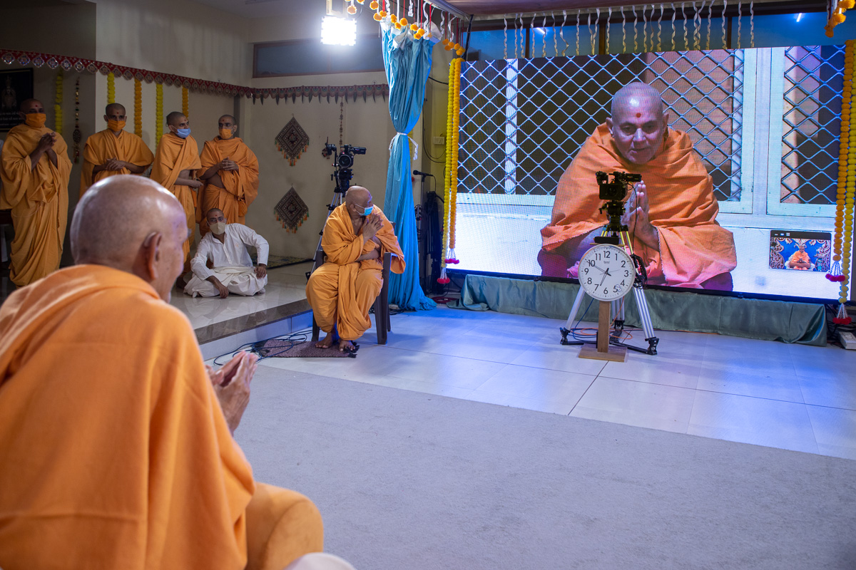 Swamishri greets Pujya Viveksagar Swami with 'Jai Swaminarayan'