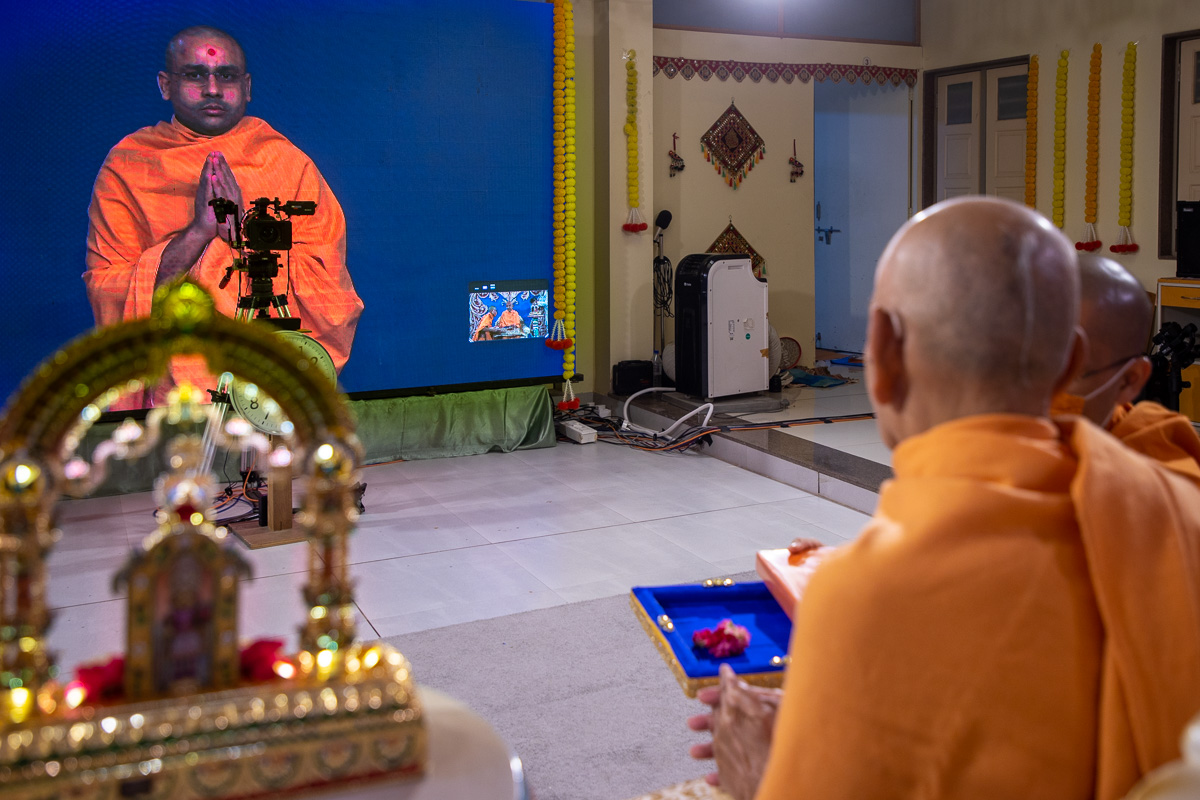 Swamishri blesses Gnanvardhan Swami