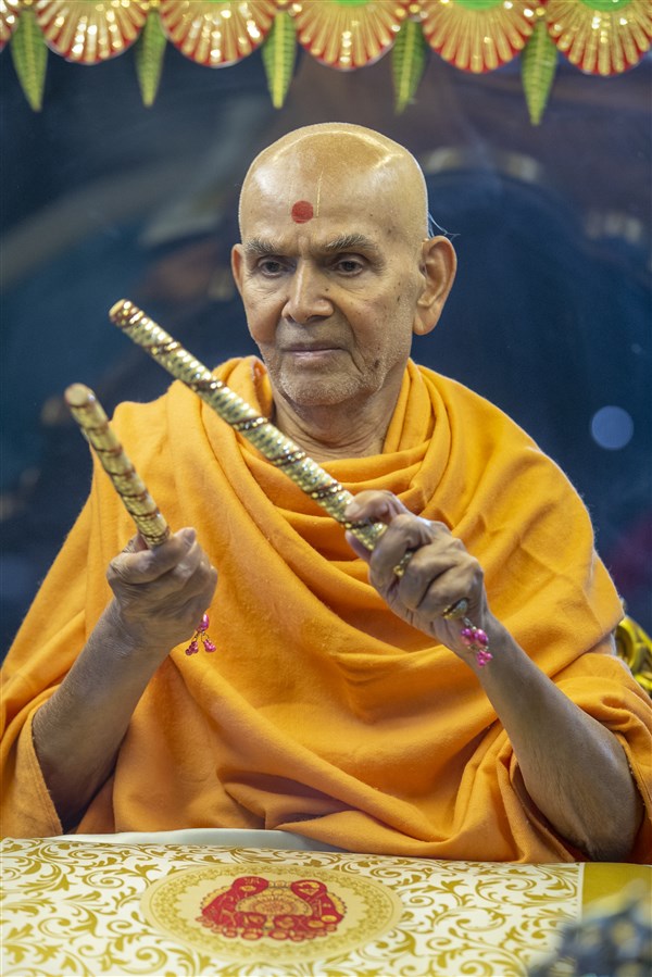Swamishri plays ras