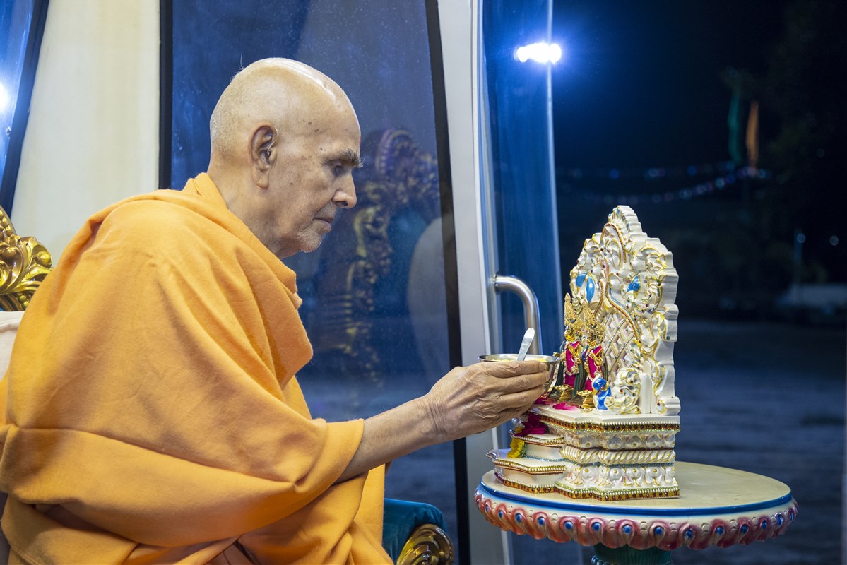 Swamishri offers dhudh-paua to Shri Harikrishna Maharaj and Shri Gunatitanand Swami