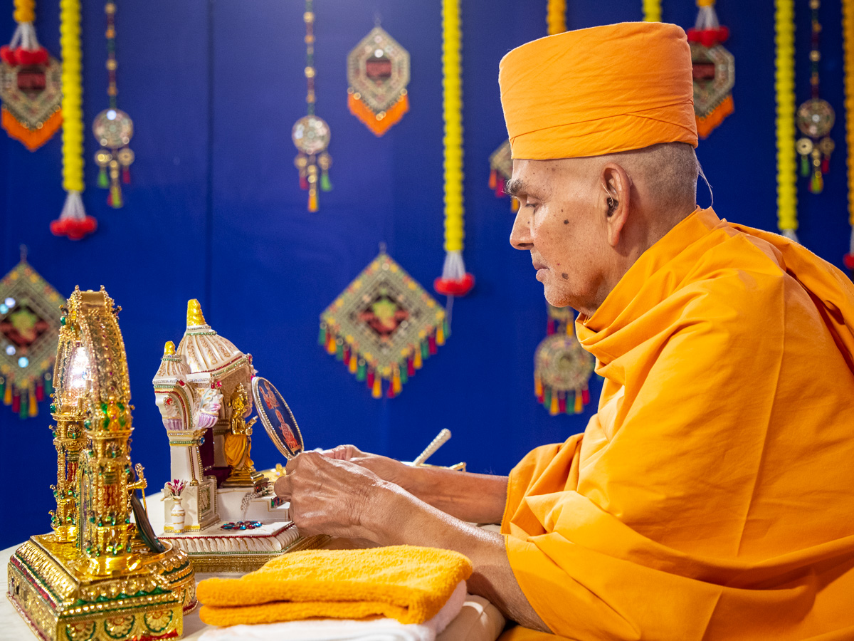 <a href="https://www.baps.org/Photos/2020/Murti-Pratishtha-22539.aspx?mid=213889" target="blank" style="text-decoration:underline; color:blue;">Swamishri performs the Murti-Pratishtha of Aksharbrahma Gunatitanand Swami</a>