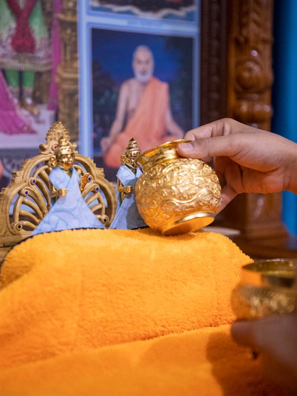Morning worship rituals of Shri Gunatitanand Swami... Water gargle