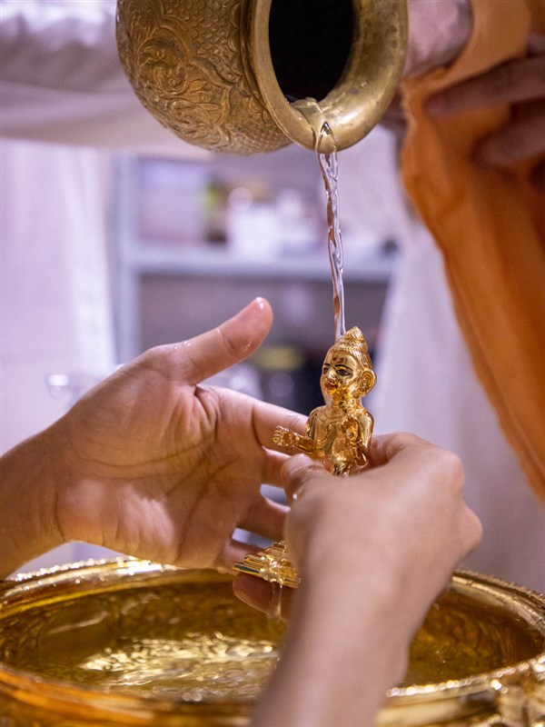 Morning worship rituals of Shri Harikrishna Maharaj... Bathing