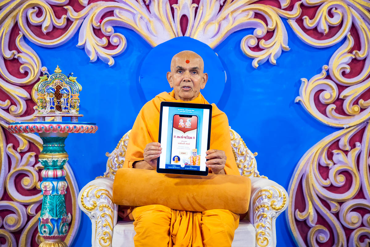 Swamishri inaugurates the Satsang Diksha online test for yuvaks and yuvatis in India