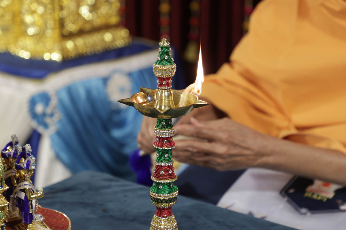 Swamishri lights the inaugural lamp 
