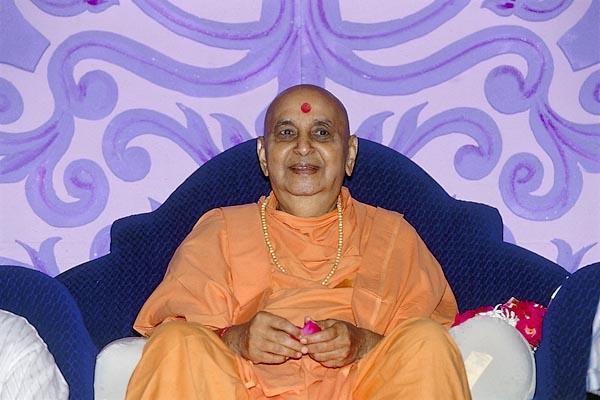  Swamishri in the assembly