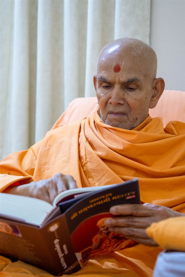 Swamishri reads the jivan charitra (Part 4) of Brahmaswarup Shri Pramukh Swami Maharaj