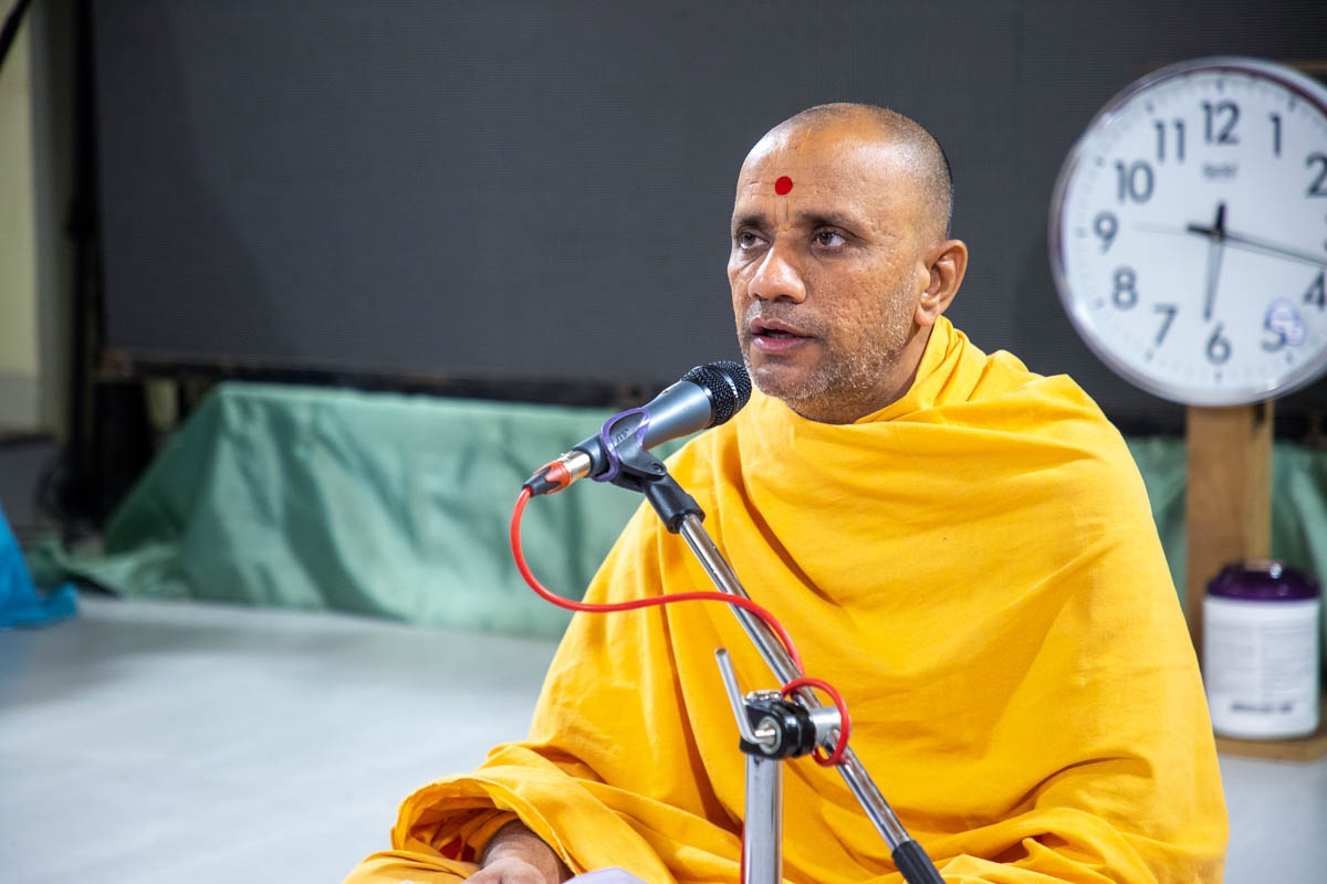 Paramatma Swami sings a kirtan in Swamishri's daily puja