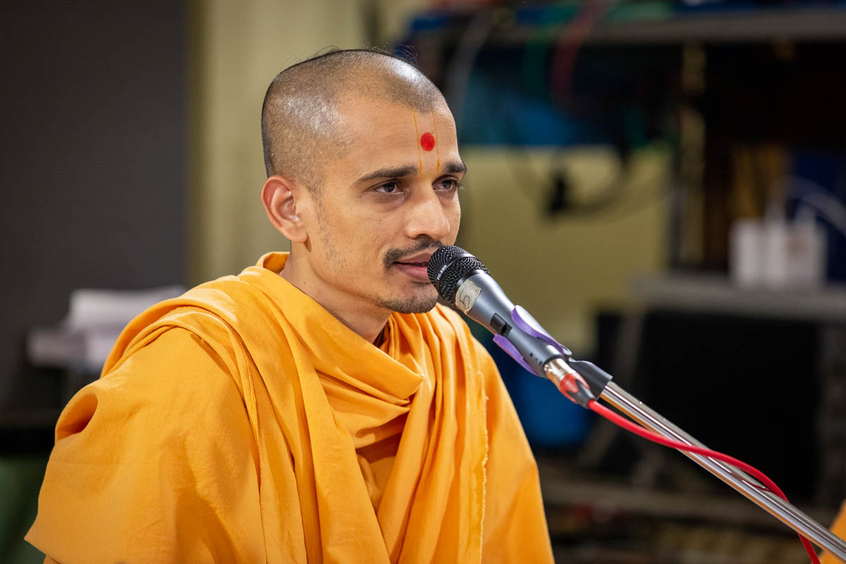 Santcharit Swami sings a kirtan in Swamishri's daily puja